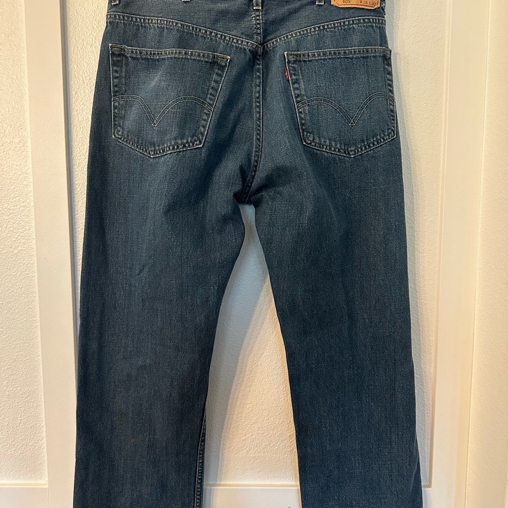 Levi's Men's Dark Blue Relaxed fit 505 Jeans. Size 38 x 32